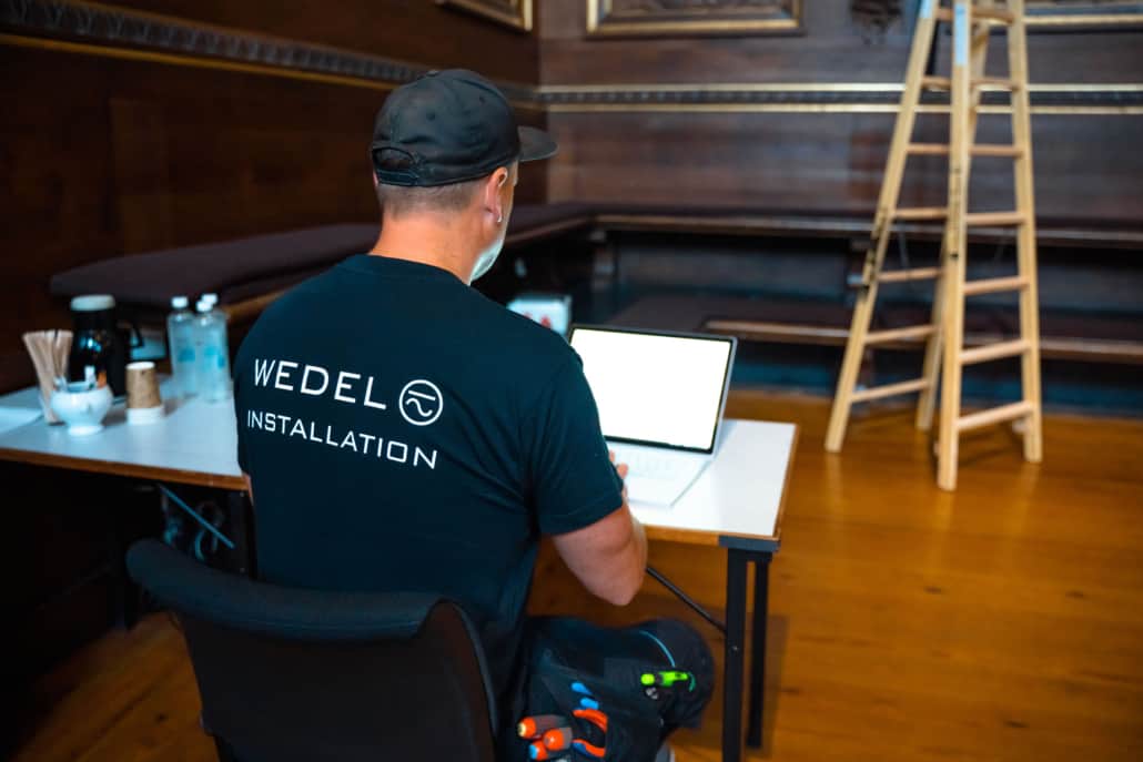Elektriker arbejde ude hos kunde
